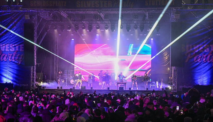 Die Neujahrsparty auf dem Stuttgarter Schlossplatz verlief ohne größere Zwischenfälle. Die Neujahrsparty auf dem Stuttgarter Schlossplatz verlief ohne größere Zwischenfälle.