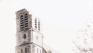 Vom Hagelschaden gekennzeichnet war die evangelische Kirche, deren Turmhelm das Unwetter vollkommen zerstört hatte. Vom Hagelschaden gekennzeichnet war die evangelische Kirche, deren Turmhelm das Unwetter vollkommen zerstört hatte.