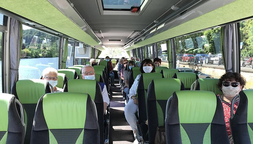 Bitte mit Maske: Veranstalter Gross hofft, dass die in Baden-Württemberg geltende Pflicht für den Mund-Nasen-Schutz an Bord nicht mehr lange Bestand hat. Die Gäste halten sich an die Regeln.
Fotos: Bärbel Kistner Bitte mit Maske: Veranstalter Gross hofft, dass die in Baden-Württemberg geltende Pflicht für den Mund-Nasen-Schutz an Bord nicht mehr lange Bestand hat. Die Gäste halten sich an die Regeln.
Fotos: Bärbel Kistner