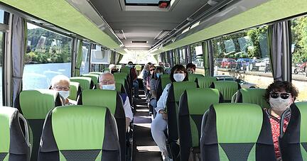 Bitte mit Maske: Veranstalter Gross hofft, dass die in Baden-Württemberg geltende Pflicht für den Mund-Nasen-Schutz an Bord nicht mehr lange Bestand hat. Die Gäste halten sich an die Regeln.
Fotos: Bärbel Kistner Bitte mit Maske: Veranstalter Gross hofft, dass die in Baden-Württemberg geltende Pflicht für den Mund-Nasen-Schutz an Bord nicht mehr lange Bestand hat. Die Gäste halten sich an die Regeln.
Fotos: Bärbel Kistner