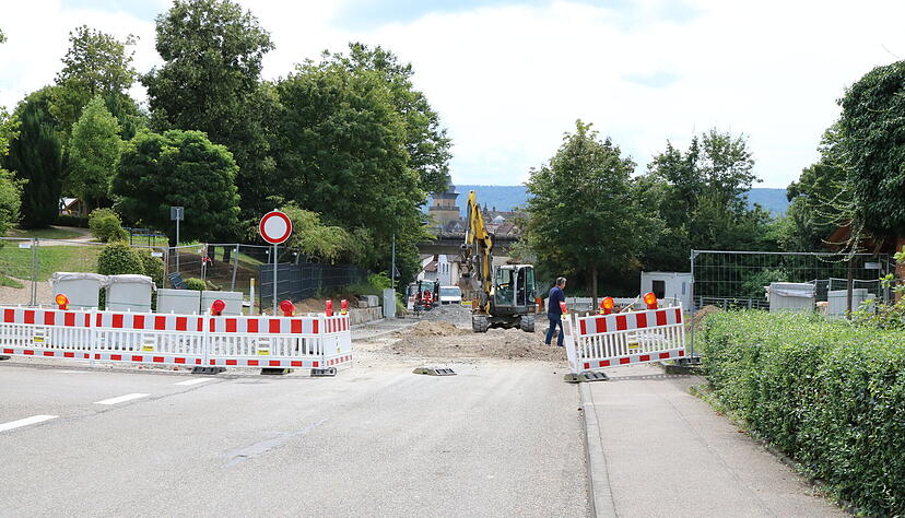 Eine der aktuellen Baustellen im Hohenlohekreis: Die Friedrichsruher Straße in Neuenstein erhält einen neuen Belag. Die städtische Ausfallstraße führt Richtung Norden.