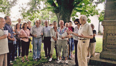 Der „Treffpunkt Wasserspeier“ führte diesmal zum Schwaigerner Obelisken. Was es mit dem Denkmal auf sich hat, erfuhren die Teilnehmer des abendlichen Stadtspaziergangs von Werner Clement (rechts).Foto: Martin Nied Der „Treffpunkt Wasserspeier“ führte diesmal zum Schwaigerner Obelisken. Was es mit dem Denkmal auf sich hat, erfuhren die Teilnehmer des abendlichen Stadtspaziergangs von Werner Clement (rechts).Foto: Martin Nied