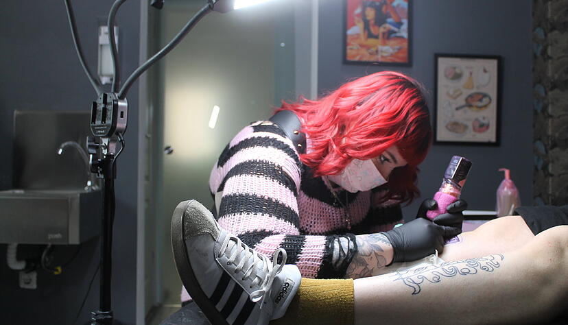 Fokus: Als T&auml;towierer braucht man Geduld und eine ruhige Hand.