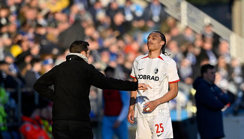 Julian Schuster (l) und Kiliann Sildillia freuen sich über ein besonders Tor des Franzosen. Julian Schuster (l) und Kiliann Sildillia freuen sich über ein besonders Tor des Franzosen.