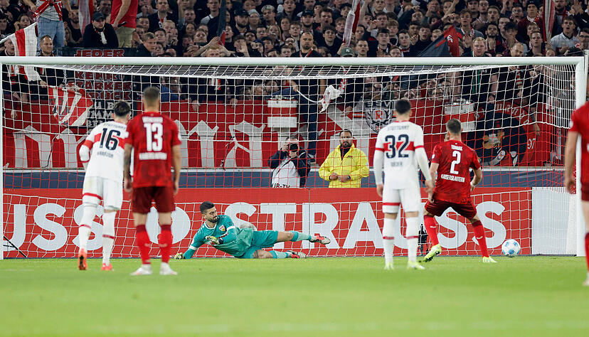 Boris Tomiak verwandelt den Elfmeter für den 1. FC Kaiserslautern gegen den VfB Stuttgart. Aber: Die Elfmeter-Entscheidung war wohl eine Fehlentscheidung.