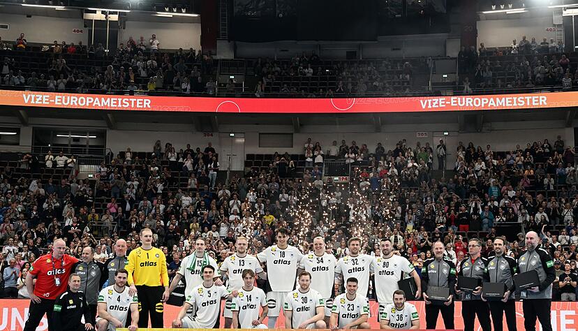 Die deutschen Handballer feierten gemeinsam noch einmal die Vize-Europameisterschaft. Die deutschen Handballer feierten gemeinsam noch einmal die Vize-Europameisterschaft.