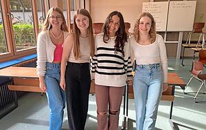 Die israelische Austauschschülerin Ofir Levy (zweite von rechts) am Dienstag zusammen mit (von links) Joena Schilling, Anna Rieger und Elena Wintterle, Schülerinnen des Hartmanni-Gymnasiums in Eppingen.
Fotos: Adrian Hoffmann/privat Die israelische Austauschschülerin Ofir Levy (zweite von rechts) am Dienstag zusammen mit (von links) Joena Schilling, Anna Rieger und Elena Wintterle, Schülerinnen des Hartmanni-Gymnasiums in Eppingen.
Fotos: Adrian Hoffmann/privat