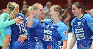 Zusammenhalt und gute Laune kennzeichnen die Sport-Union Neckarsulm im Herbst 2025. Kim Hinkelmann (links) und Alicia Soffel haben am Samstag als Tabellendritte bei Spitzenreiter HSG Blomberg-Lippe nichts zu verlieren.