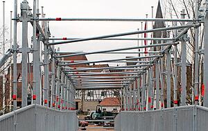 Neue Perspektive: die Behelfsbrücke zum Veranstaltungsbereich. Neue Perspektive: die Behelfsbrücke zum Veranstaltungsbereich.