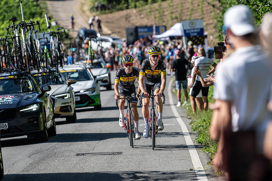 Der Anstieg auf 1,5 Kilometern mit etwa acht Prozent brachte noch einmal Spannung hinein, als das zuvor geschlossene Fahrerfeld etwas auseinandergezogen wurde.
