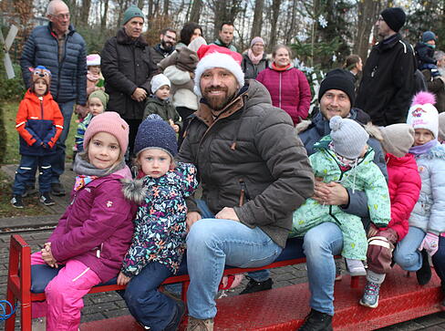 In Begleitung der Eltern wagen sich viele Kinder auf die Dampfbahn auf dem Weihnachtsmarkt in Friedrichsruhe vor.
