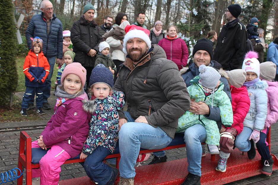In Begleitung der Eltern wagen sich viele Kinder auf die Dampfbahn auf dem Weihnachtsmarkt in Friedrichsruhe vor.