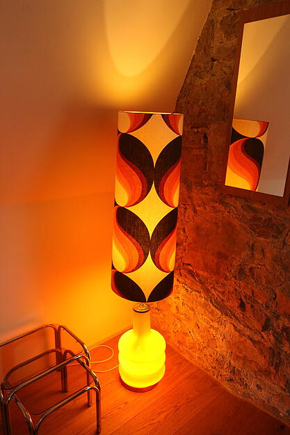 Die Kombination aus Natursteinwänden und 70er-Jahre Einrichtung prägt das Wohnen im Turm in Niedernhall. Die Kombination aus Natursteinwänden und 70er-Jahre Einrichtung prägt das Wohnen im Turm in Niedernhall.