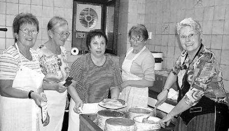Sie wissen, wie Sauerkraut schmecken muss: Helga Eckstein (von links), Renate Wieland, Elisabeth Kolleth, Siglinde Gessler und Lotte Betz kochten gemeinsam f&uuml;r die G&auml;ste. (Foto: Anne V&auml;is&auml;nen)