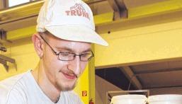 Frisch aus der Natronlaugen-Dusche: Die Brezeln haben schon ihre Form bekommen. Jetzt müssen sie nur noch gebacken werden.Fotos: Andreas Veigel