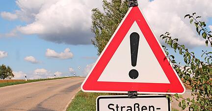 Schäden: Sie sind auf vielen Hohenloher Landesstraßen reichlich präsent: Auf der L1051 nach Kirchensall rollen nun aber bald die Bagger an. 
Foto: Archiv/ Reichert Schäden: Sie sind auf vielen Hohenloher Landesstraßen reichlich präsent: Auf der L1051 nach Kirchensall rollen nun aber bald die Bagger an. 
Foto: Archiv/ Reichert