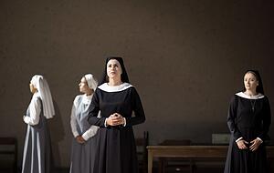 Dramatisch: Asmik Grigorian als Schwester Angelica in Puccinis "Il Trittico". Fantastisch: Wenn die Theatermaschinerie in Fahrt kommt bei Mozarts "Zauberflöte".
Fotos: Salzburger Festspiele Dramatisch: Asmik Grigorian als Schwester Angelica in Puccinis "Il Trittico". Fantastisch: Wenn die Theatermaschinerie in Fahrt kommt bei Mozarts "Zauberflöte".
Fotos: Salzburger Festspiele
