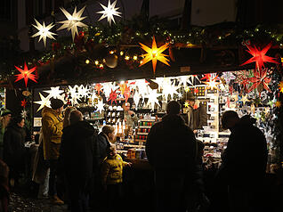 Lichterketten, Sterne und Deko: Der Altdeutsche Weihnachtsmarkt in Bad Wimpfen besticht mit seiner Atmosphäre. Lichterketten, Sterne und Deko: Der Altdeutsche Weihnachtsmarkt in Bad Wimpfen besticht mit seiner Atmosphäre.