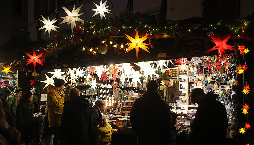 Lichterketten, Sterne und Deko: Der Altdeutsche Weihnachtsmarkt in Bad Wimpfen besticht mit seiner Atmosphäre.