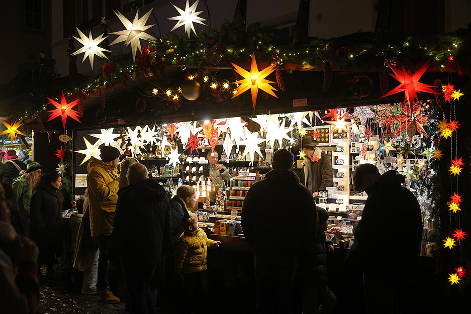 Lichterketten, Sterne und Deko: Der Altdeutsche Weihnachtsmarkt in Bad Wimpfen besticht mit seiner Atmosphäre.