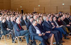 Ein Saal voller Prominenz: Rund 250 Gäste sind am Donnerstagvormittag zur Einweihung des TUM-Turms in die Aula des Bildungscampus gekommen. 
Fotos: Mario Berger Ein Saal voller Prominenz: Rund 250 Gäste sind am Donnerstagvormittag zur Einweihung des TUM-Turms in die Aula des Bildungscampus gekommen. 
Fotos: Mario Berger