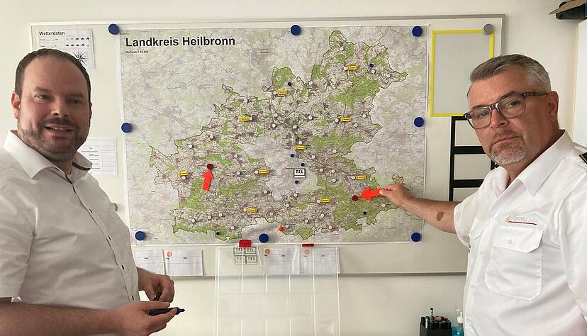 Kreisbrandmeister Bernd Halter (rechts) und der Amtsleiter für Sicherheit und Ordnung im Landratsamt Heilbronn, Marc Hoffmann, vor einen Karten, auf der Hochwassergebiete markiert werden Kreisbrandmeister Bernd Halter (rechts) und der Amtsleiter für Sicherheit und Ordnung im Landratsamt Heilbronn, Marc Hoffmann, vor einen Karten, auf der Hochwassergebiete markiert werden