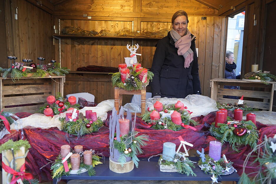 "Winter-Wunder-Weihnachtsglanz" ist das Motto des Öhringer Weihnachtsmarktes. Vom ersten bis zum dritten Adventswochenende erwarten die zahlreichen Besucher liebevolle Geschenkideen und viele Köstlichkeiten vor Ort. "Winter-Wunder-Weihnachtsglanz" ist das Motto des Öhringer Weihnachtsmarktes. Vom ersten bis zum dritten Adventswochenende erwarten die zahlreichen Besucher liebevolle Geschenkideen und viele Köstlichkeiten vor Ort.