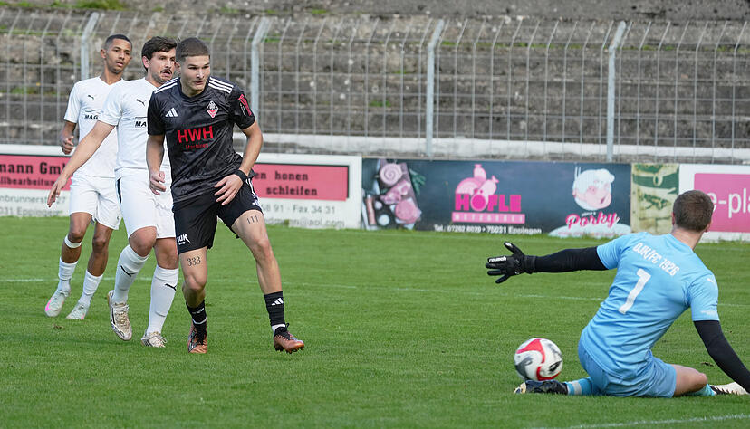 mit der besten Gelegenheit in der ersten Halbzeit scheitert Dejan Tomic (Zweiter von links) an DJK/FC-Torwart Sascha Janke.