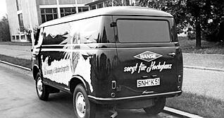 In den ersten Jahren produziert das Unternehmen hauptsächlich Haushaltsreiniger, Bohnerwachs und Desinfektionsmittel, die mit dem VW-Bus ausgeliefert werden. In den ersten Jahren produziert das Unternehmen hauptsächlich Haushaltsreiniger, Bohnerwachs und Desinfektionsmittel, die mit dem VW-Bus ausgeliefert werden.