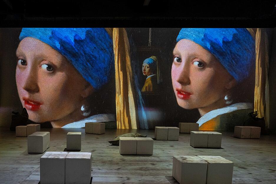 Die immersive Ausstellung „Vermeer – Meister des Lichts“ bietet eine analoge und digitale Erlebnisreise durch das Schaffen des bekannten niederländischen Künstlers. Die immersive Ausstellung „Vermeer – Meister des Lichts“ bietet eine analoge und digitale Erlebnisreise durch das Schaffen des bekannten niederländischen Künstlers.