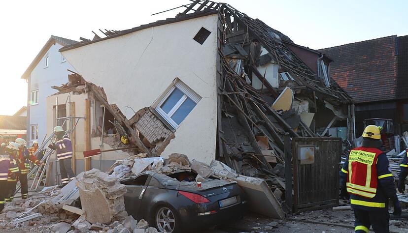 Ein Mann wird verschüttet, gerettet und stirbt dann doch. Ein Mann wird verschüttet, gerettet und stirbt dann doch.