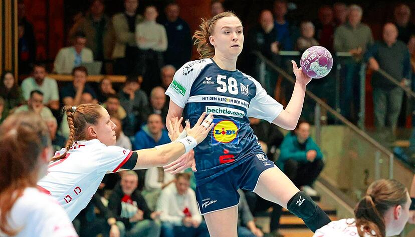 Lilli Holste hat ihre Rückenprobleme auskuriert und sammelte gegen HB Ludwigsburg wichtige Einsatzminuten vor den in zwei Wochen beginnenden Playdowns. Ein Tor gelang der 23-Jährigen zwar nicht, dafür glückten aber zwei Vorlagen. Lilli Holste hat ihre Rückenprobleme auskuriert und sammelte gegen HB Ludwigsburg wichtige Einsatzminuten vor den in zwei Wochen beginnenden Playdowns. Ein Tor gelang der 23-Jährigen zwar nicht, dafür glückten aber zwei Vorlagen.