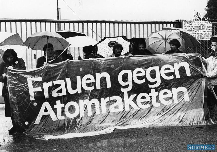 Im Mai 1987 rufen Frauen der Heilbronner Friedensbewegung zu einer Mahnwache auf der Waldheide auf.