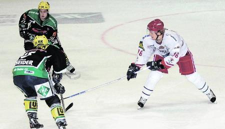 Gelungenes Debüt: Thomas Pielmeier (re.) hinterließ bei seinem ersten Auftritt im Falken-Trikot einen guten Eindruck. Der Förderlizenzspieler der Mannheimer Adler wird wohl auch am Wochenende spielen. (Foto: Schmerbeck)
