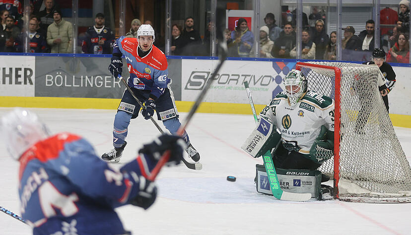 Die Falken feuern wie hier Niklas Jentsch (links) im Spiel gegen Erding weiter aus allen Rohren und fahren Sieg um Sieg ein.