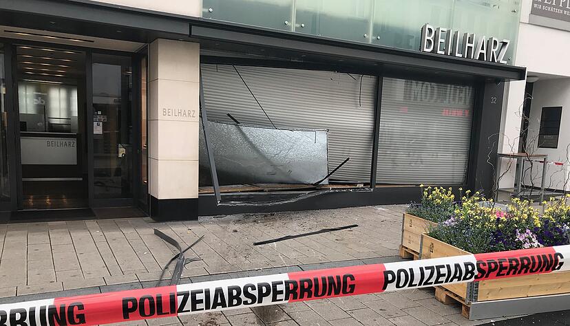 Mit einem Auto fuhren die Diebe in das Schaufenster des Juweliers. Foto: Kümmerle