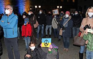 Menschen jeden Alters, auch zahlreiche Kinder, füllen am Mittwochabend bei der Solidaritätskundgebung für die Ukraine den Öhringer Marktplatz. Menschen jeden Alters, auch zahlreiche Kinder, füllen am Mittwochabend bei der Solidaritätskundgebung für die Ukraine den Öhringer Marktplatz.