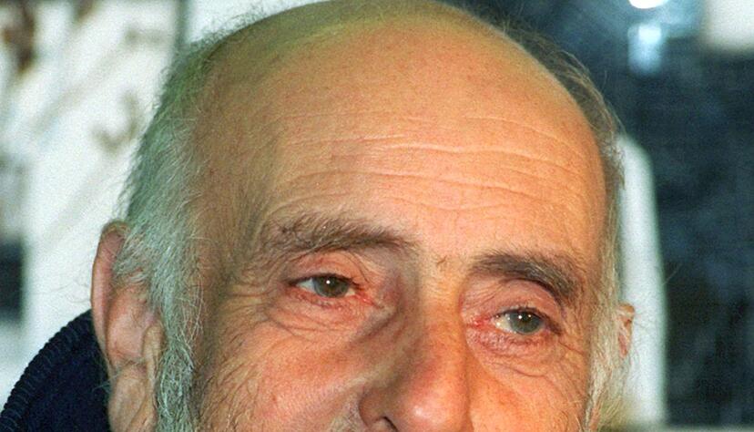 Das Archivbild vom 15.04.1997 zeigt Friedensreich Hundertwasser in K&ouml;ln. Die Stadt Lindau will nun am Bodensee ein Hundertwasser-Forum er&ouml;ffnen, in dem mehrere Jahre lang verschiedene Ausstellungen mit Werken Hundertwassers gezeigt werden.