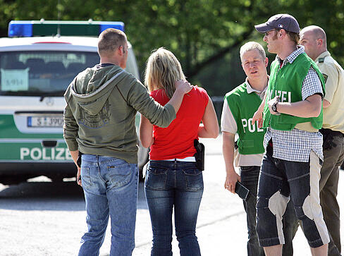Polizisten trauern nach der Tat auf der Heilbronner Theresienwiese um ihre Kollegin.
