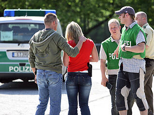 Polizisten trauern nach der Tat auf der Heilbronner Theresienwiese um ihre Kollegin.