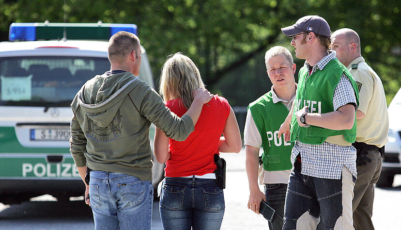 Polizisten trauern nach der Tat auf der Heilbronner Theresienwiese um ihre Kollegin.