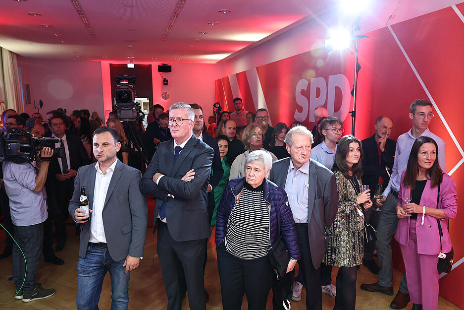 Anhänger der SPD reagieren bei der Wahlparty nach der Bekanntgabe der ersten Prognose zur Landtagswahl in Bayern.