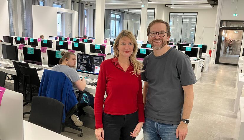 In der Programmierschule 42: 42-Geschäftsführerin Sophie Viger aus Paris und Thomas Bornheim, Chef der Heilbronner Programmierschule. In der Programmierschule 42: 42-Geschäftsführerin Sophie Viger aus Paris und Thomas Bornheim, Chef der Heilbronner Programmierschule.