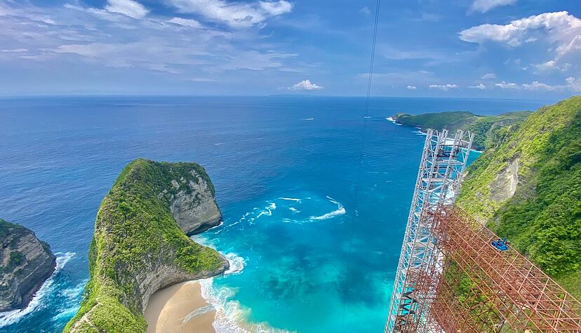 Der Kelingking Beach mit dem T-Rex-Felsen ist ein weltbekanntes Fotomotiv - aber der halbfertige Bau des Glasaufzugs verschandelt den Ausblick. Nun soll er wieder abgerissen werden.