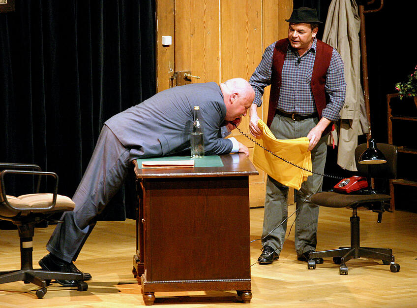 2009: „Dr Hannes soll reikomma“: Das Mäulesmühle-Ensemble mit dem Bürgermeister (Karlheinz Hartmann) und dem Hannes (Albin Braig) sind in der Heilbronner Harmonie zu Gast. 2009: „Dr Hannes soll reikomma“: Das Mäulesmühle-Ensemble mit dem Bürgermeister (Karlheinz Hartmann) und dem Hannes (Albin Braig) sind in der Heilbronner Harmonie zu Gast.