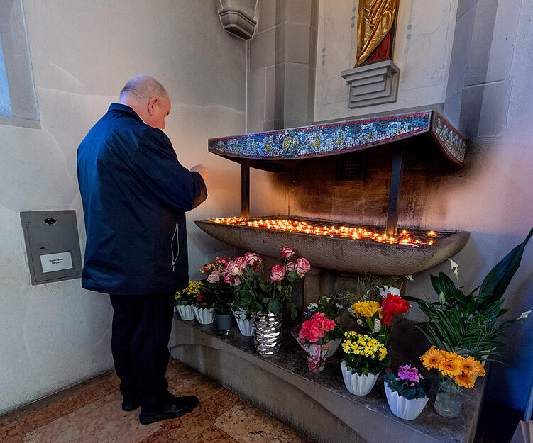Weltweit wird um Papst Franziskus getrauert. Auch im Deutschordensmünster St. Peter und Paul in Heilbronn.