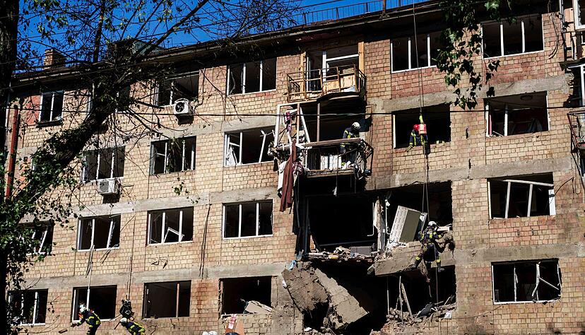 Die Behörden in der Hauptstadt Kiew melden schwere Schäden an Gebäuden und viele Verletzte. Die Behörden in der Hauptstadt Kiew melden schwere Schäden an Gebäuden und viele Verletzte.