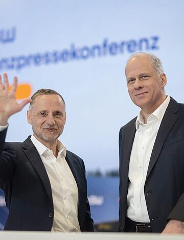 Georg Stamatelopoulos (rechts), Vorstandsvorsitzender der EnBW AG, und Finanzvorstand Thomas Kusterer berichteten &uuml;ber die Lage von Deutschlands drittgr&ouml;&szlig;tem Energieversorger.