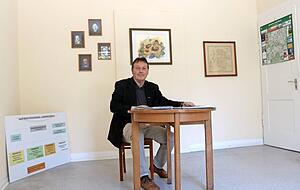 Ein kleiner Tisch, ein paar Bilder und ein Organigramm: Das ist alles, was in &Ouml;hringen vom einstigen B&uuml;ro des Amtsleiters Wolfgang Ei&szlig;en &uuml;briggeblieben ist.