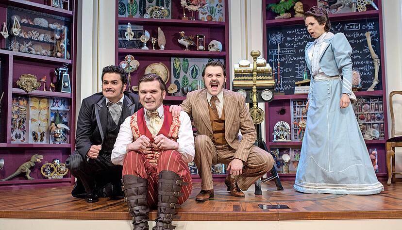 Drehen am Rad (der Zeit): Lucas Janson, Sven-Marcel Voss, Lion Leuker und Judith Lilly Raab (v.l.) in Brian Bells buntem Science-Fiction-Bühnenspektakel.
Foto: Candy Welz